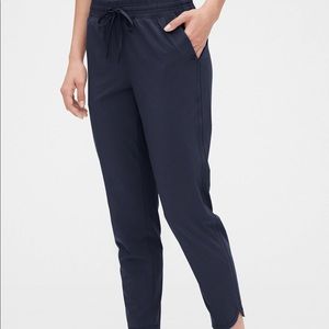 GAPfit Runaround tapered pant navy size Sm